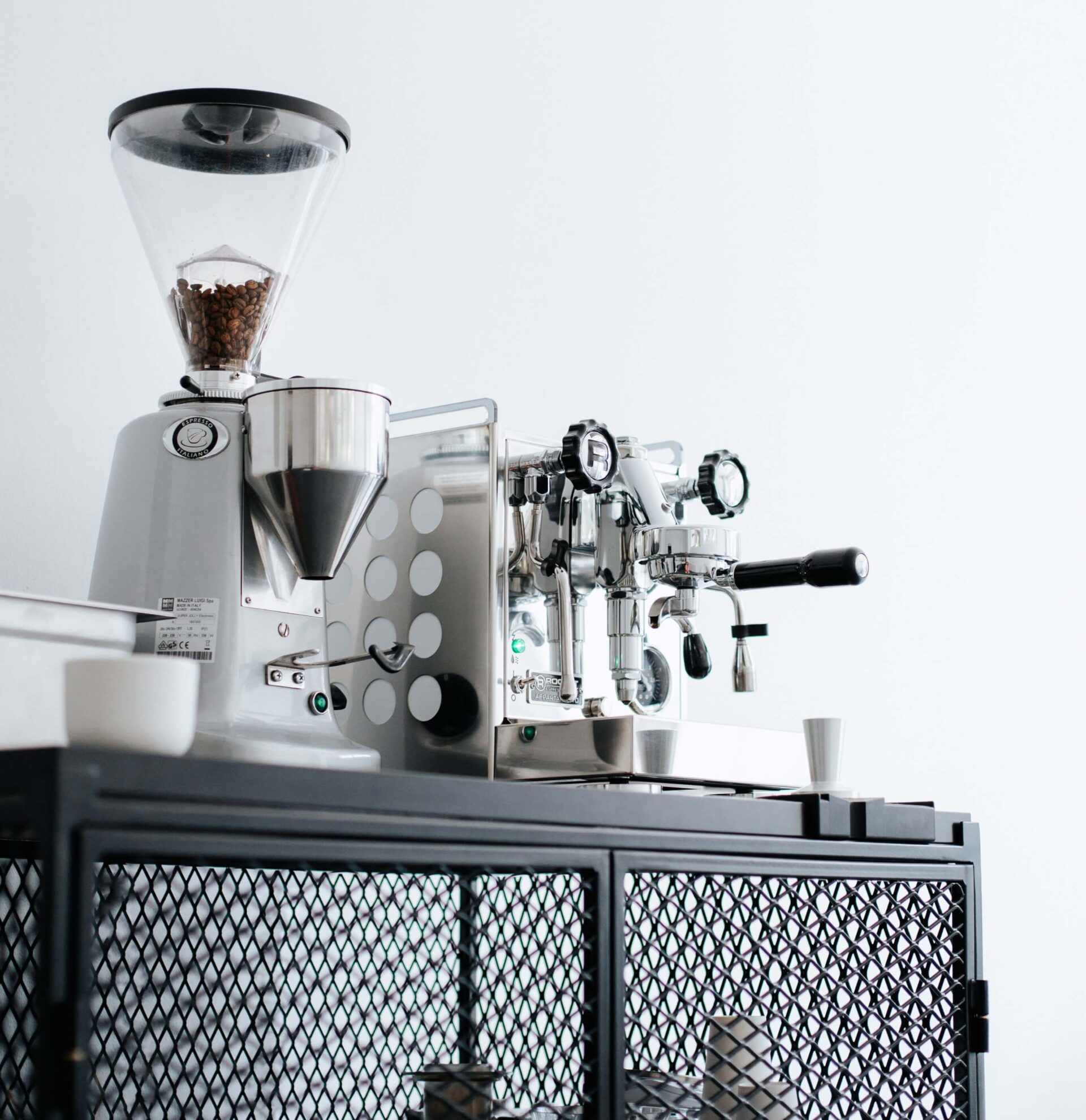 Cine? De ce? Cui? Interviu cu Roasted Coffee